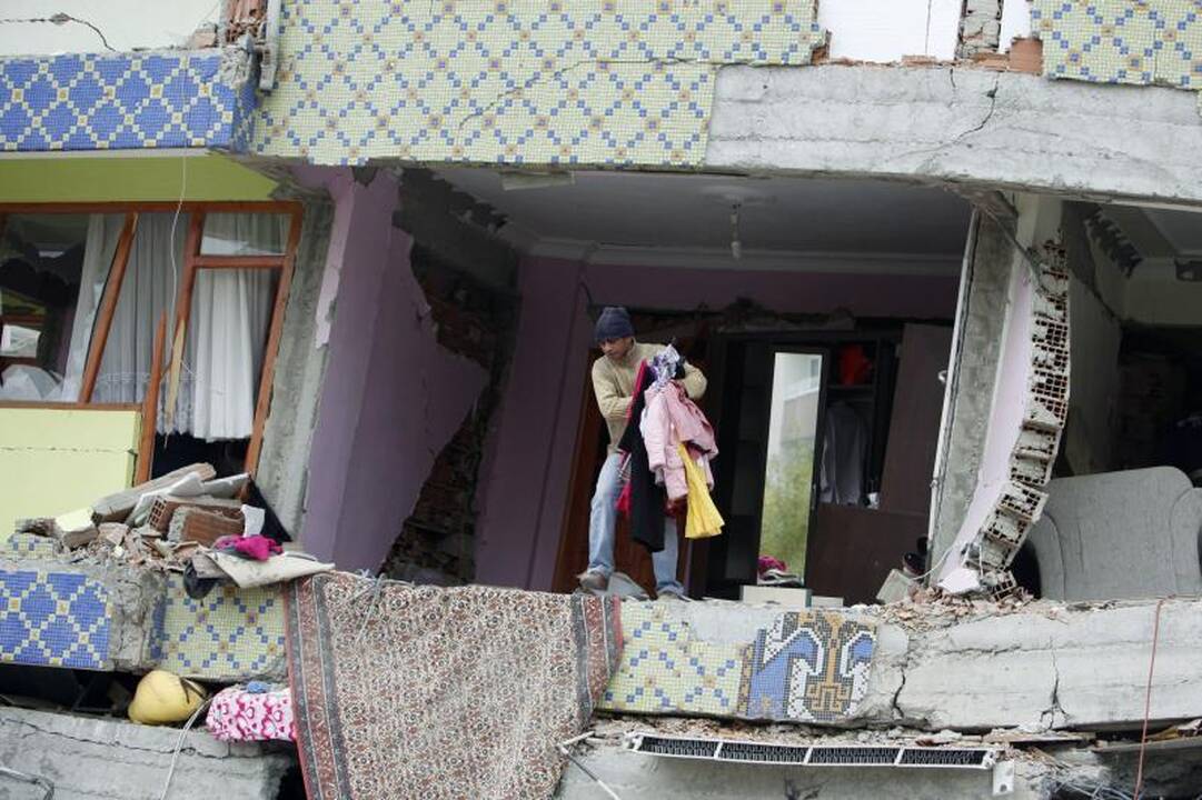 Turkijoje žemės drebėjimo aukų skaičius išaugo iki 432