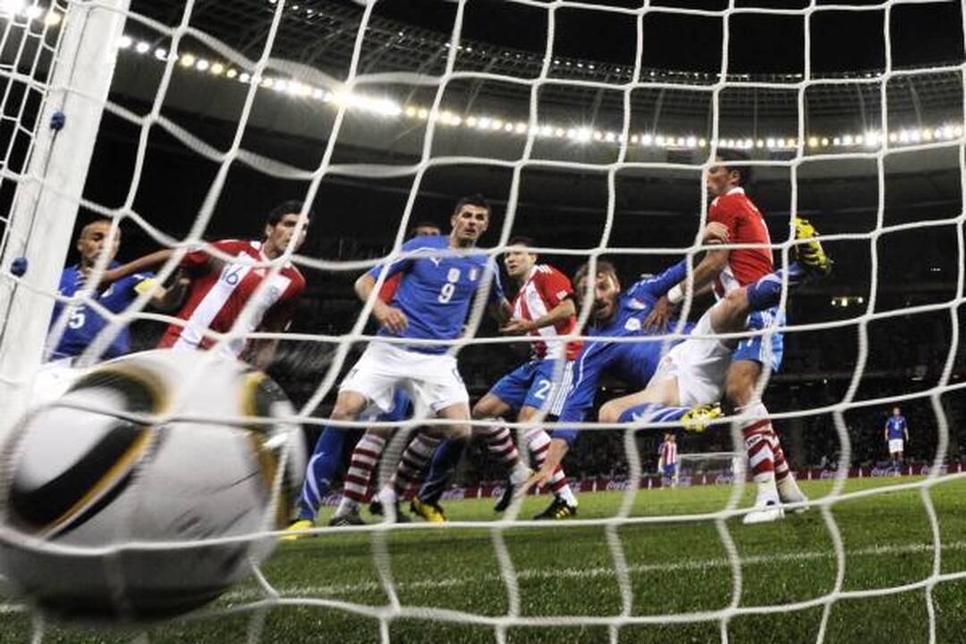 F grupė: pasaulio čempionų italų lygiosios su Paragvajumi