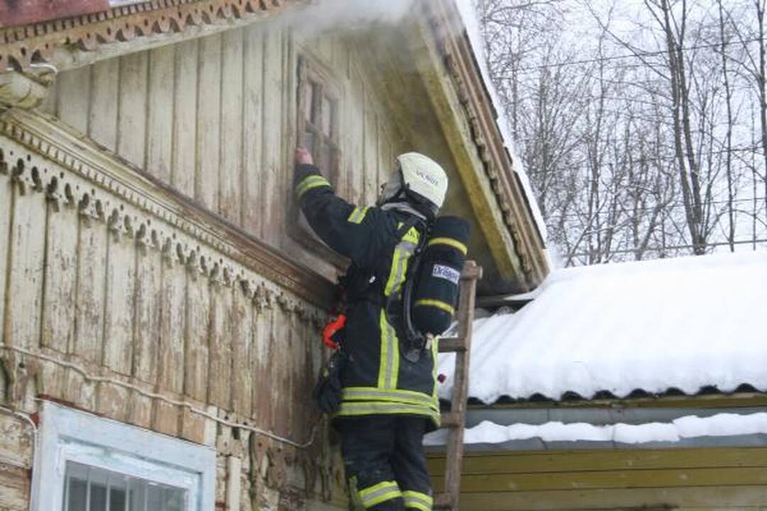 Dėl gaisro Žemuosiuose Paneriuose sustabdytas traukinių eismas
