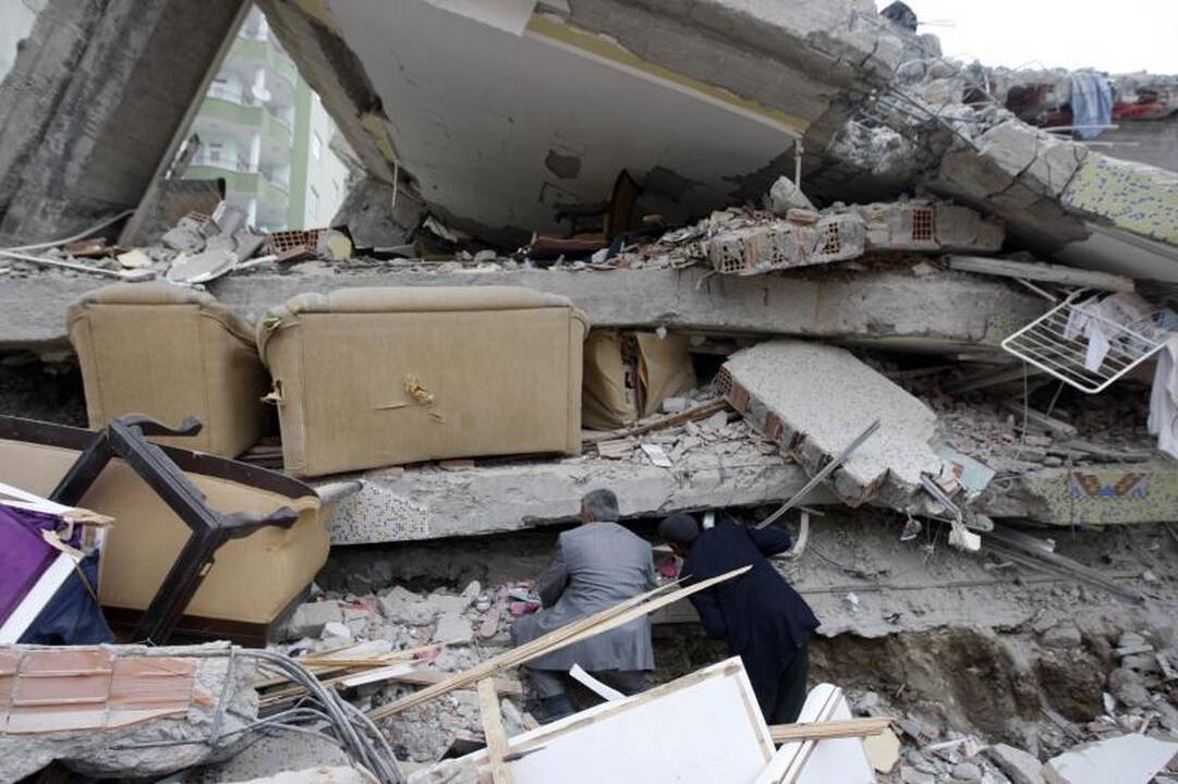 Turkijoje žemės drebėjimo aukų skaičius išaugo iki 432