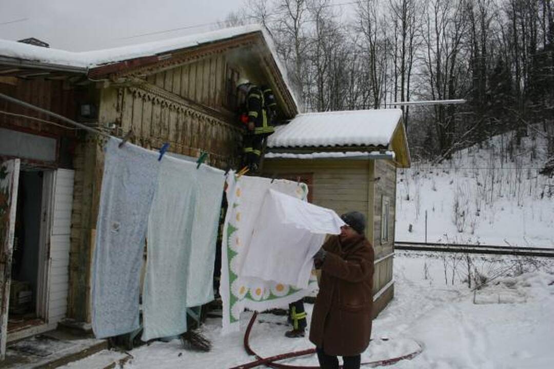 Dėl gaisro Žemuosiuose Paneriuose sustabdytas traukinių eismas