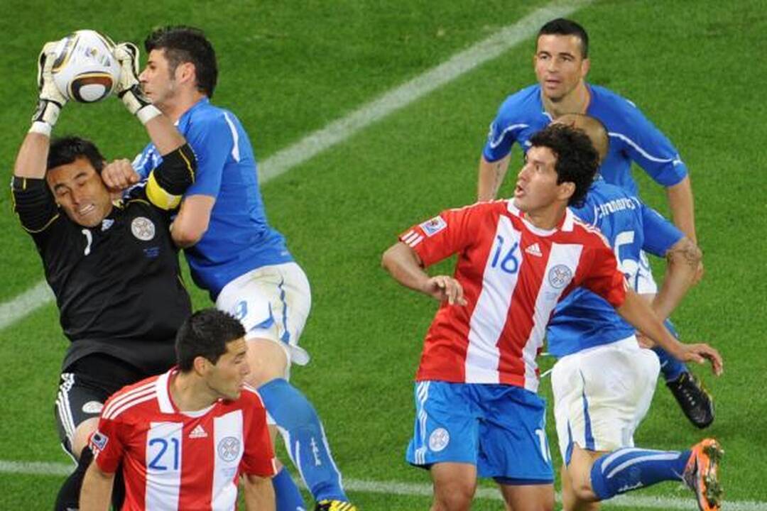 F grupė: pasaulio čempionų italų lygiosios su Paragvajumi
