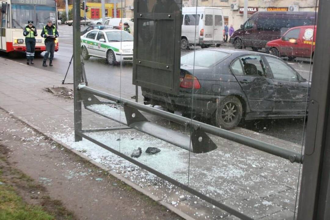 Lėkdamas maždaug 120 km/val. greičiu BMW įlėkė į stotelę
