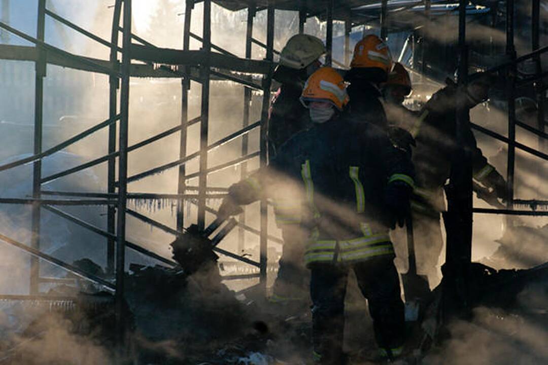 Lentvaryje degė siuvyklos sandėliai