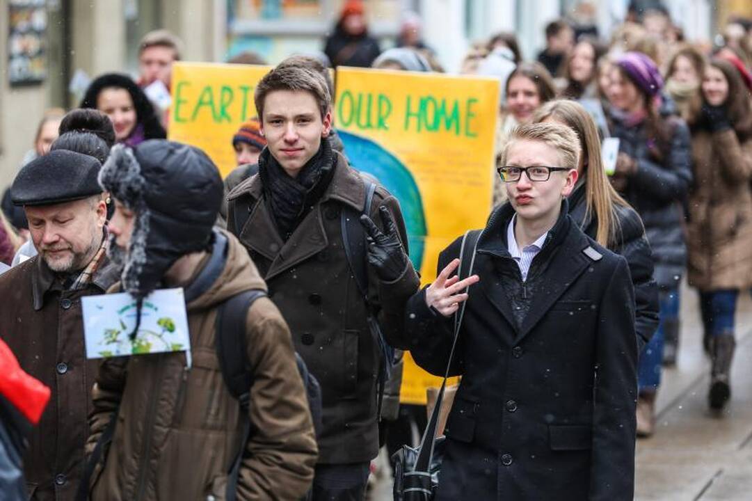 Švęsdami Žemės dieną moksleiviai nerimavo dėl klimato atšilimo