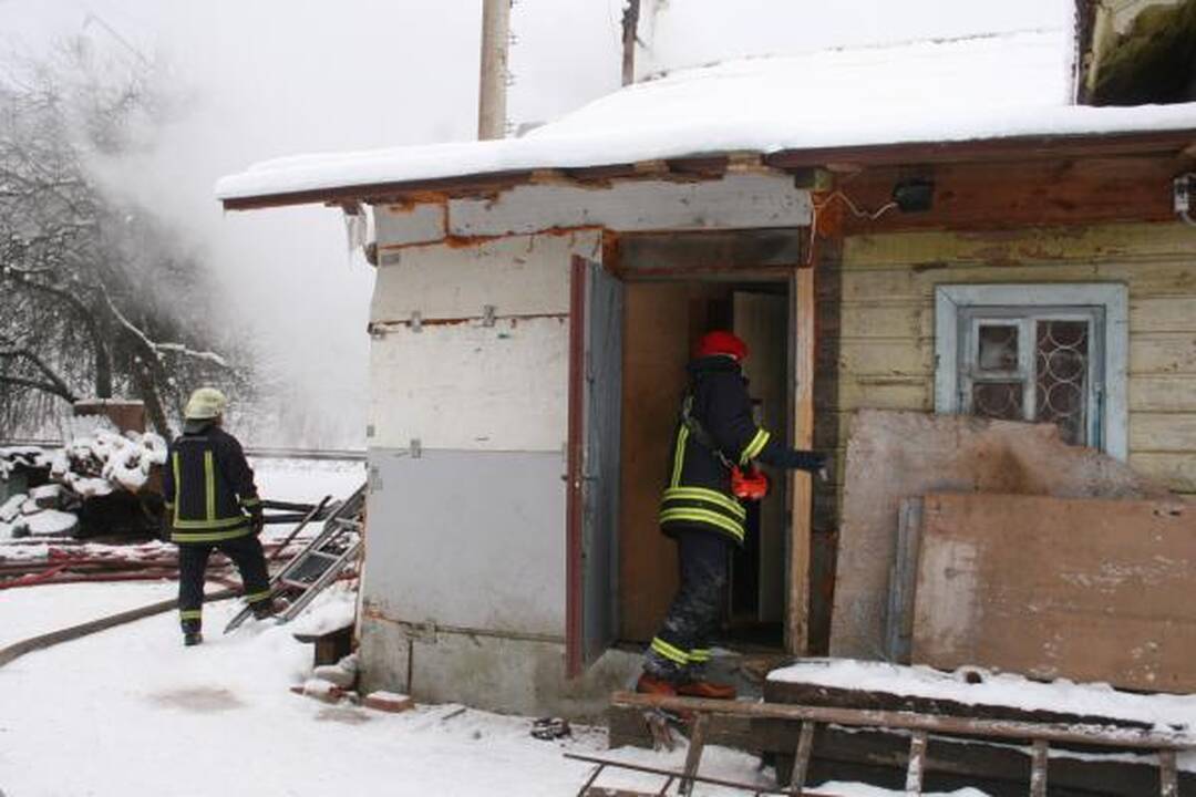 Dėl gaisro Žemuosiuose Paneriuose sustabdytas traukinių eismas