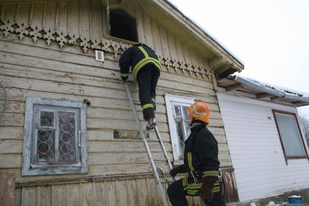 Dėl gaisro Žemuosiuose Paneriuose sustabdytas traukinių eismas