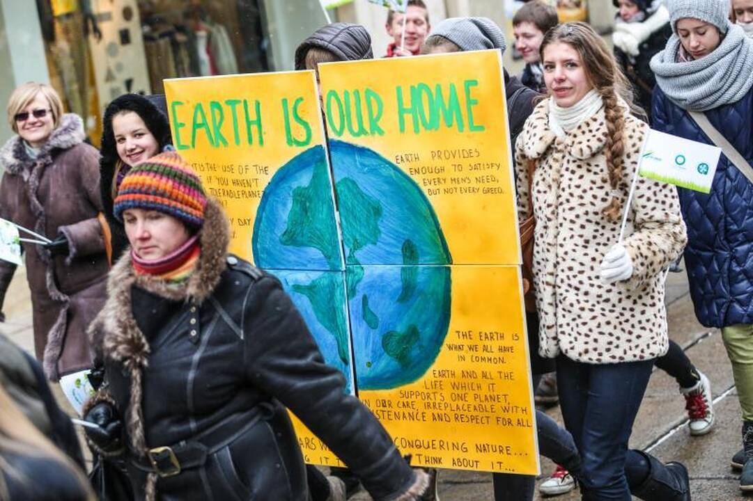 Švęsdami Žemės dieną moksleiviai nerimavo dėl klimato atšilimo