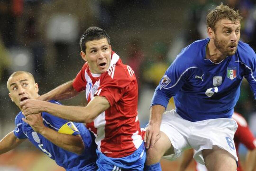 F grupė: pasaulio čempionų italų lygiosios su Paragvajumi