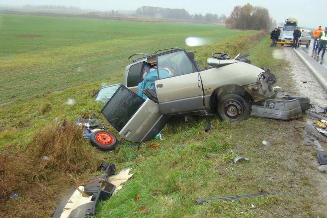 Kraupi avarija prie Marijampolės: vairuotoja žuvo, dar trys sužeisti