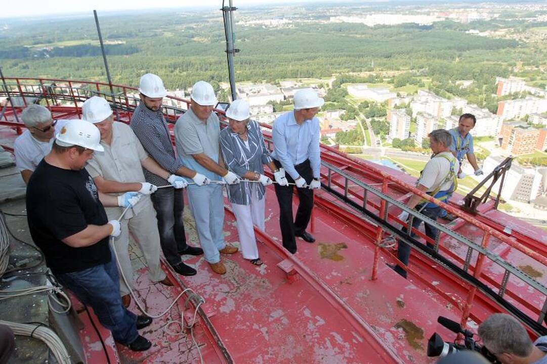 Ant Vilniaus TV bokšto užkeltas krepšinio krepšys