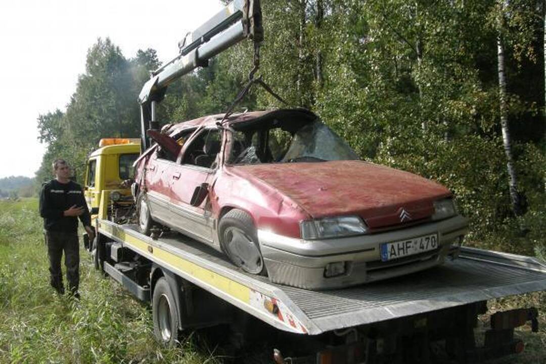 Automobiliu vertęsis girtas vairuotojas liko gyvas