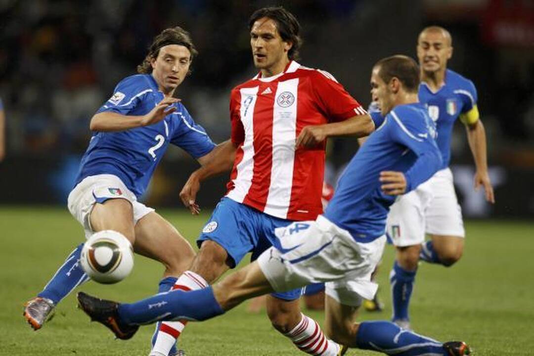 F grupė: pasaulio čempionų italų lygiosios su Paragvajumi