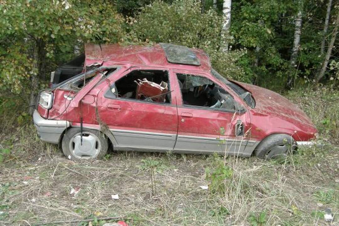 Automobiliu vertęsis girtas vairuotojas liko gyvas