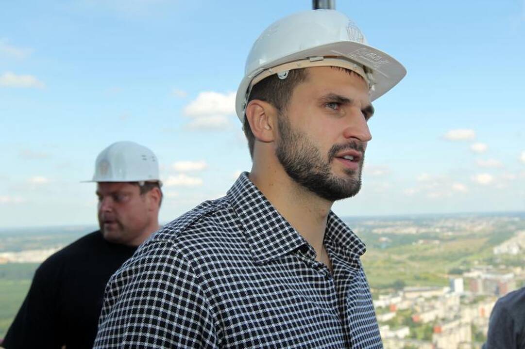 Ant Vilniaus TV bokšto užkeltas krepšinio krepšys