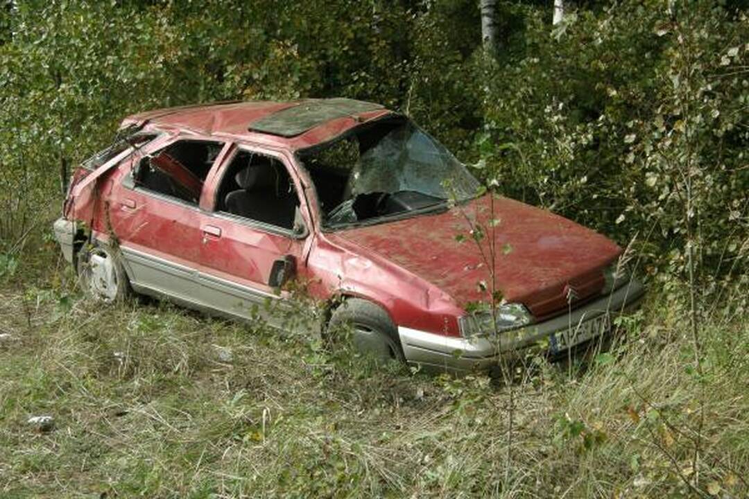 Automobiliu vertęsis girtas vairuotojas liko gyvas