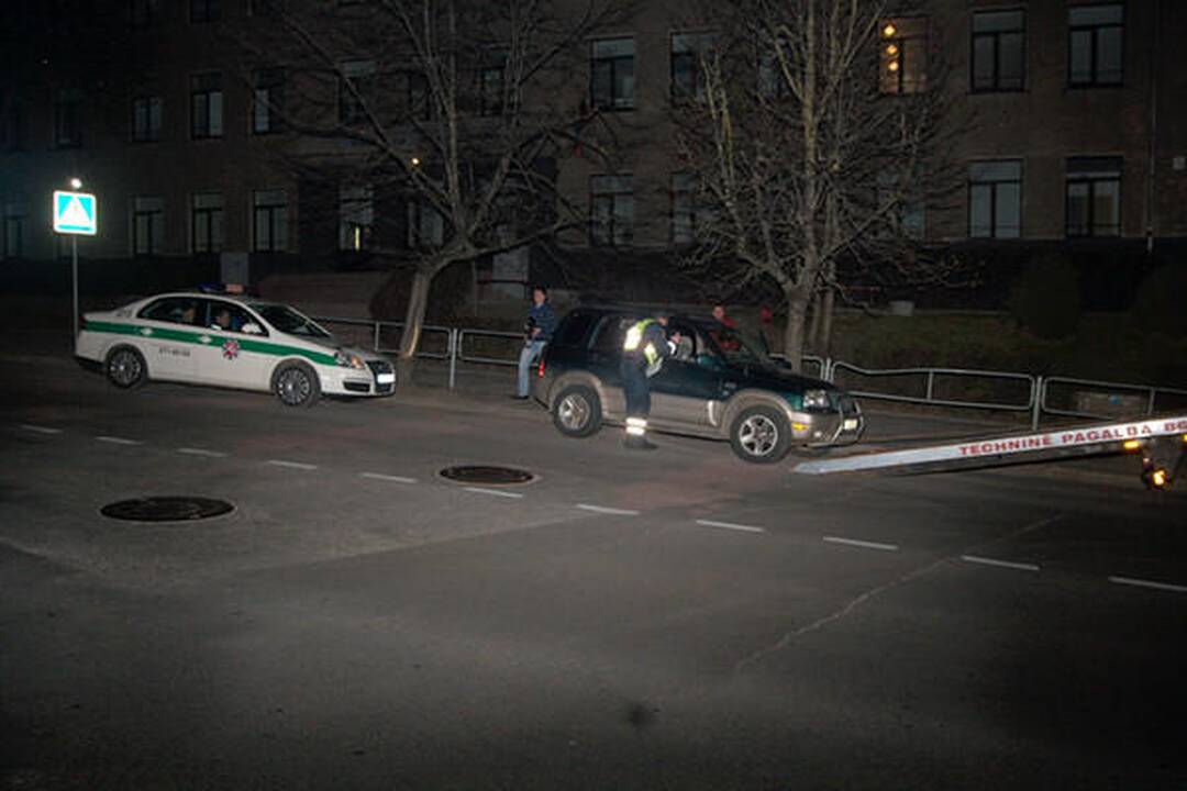 Sprukdamas nuo policijos girtas 20-metis sudaužė visureigį