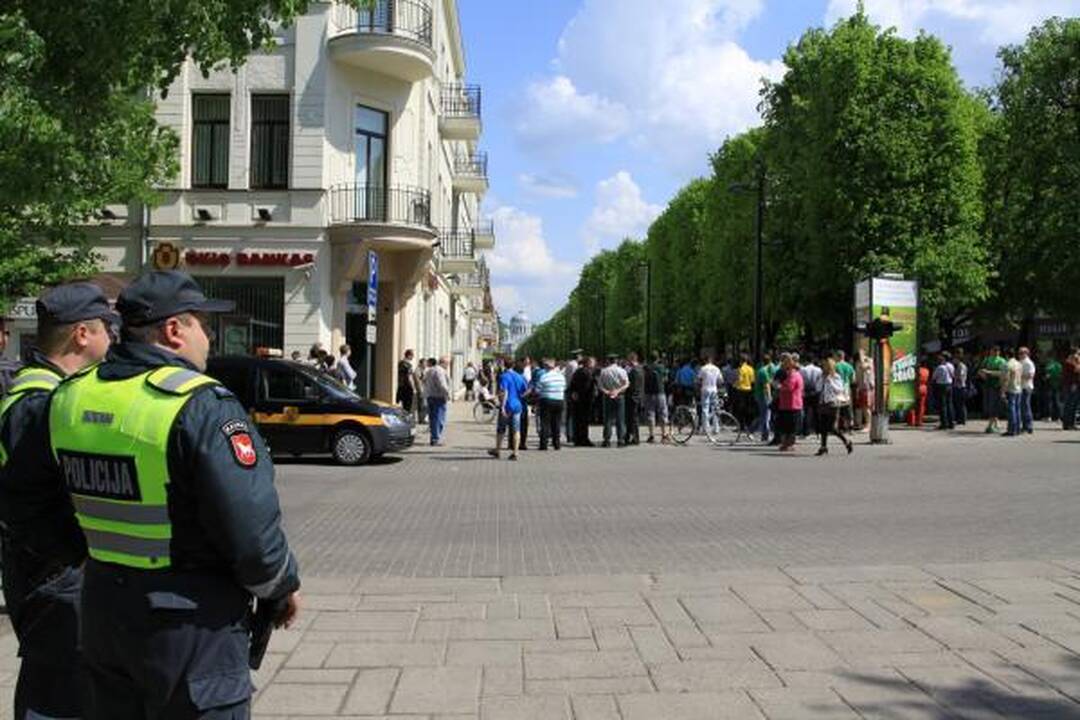 Prie „Ūkio banko“ pastato "Žalgirio" sirgaliai skandavo “Bu-ra-ti-no“ (papildyta)