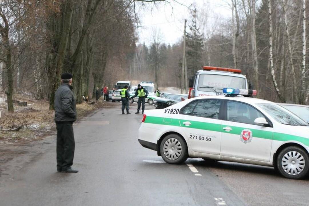 Vilniuje į medžius atsitrenkė „Lexus“, ligoninėje trys žmonės