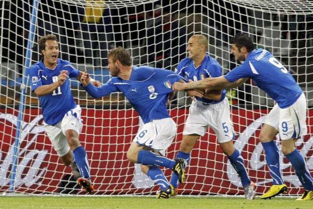 F grupė: pasaulio čempionų italų lygiosios su Paragvajumi