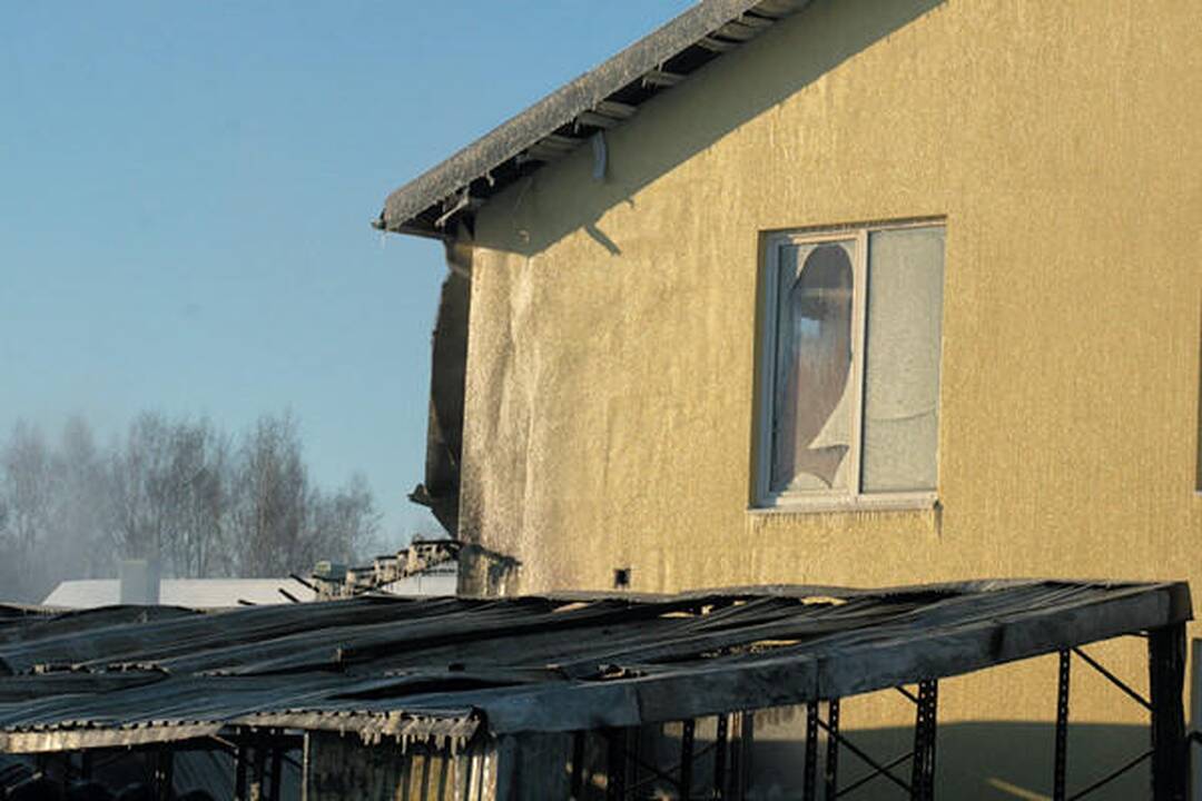Lentvaryje degė siuvyklos sandėliai