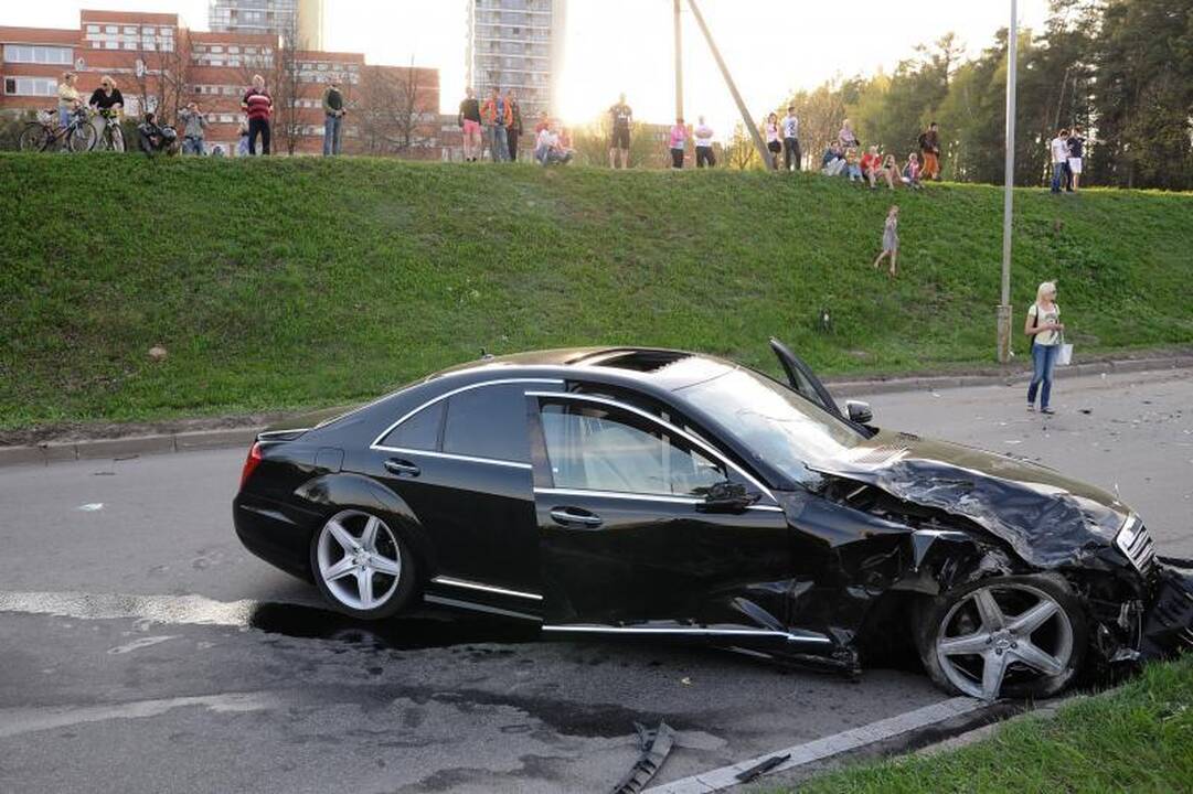 Sulaikytas policijos automobilį su „Mercedes“ taranavęs vairuotojas