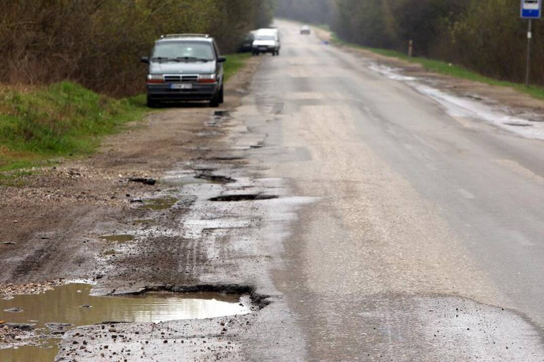 Vairuotojų galvos skausmas – pusmetrio gylio duobės