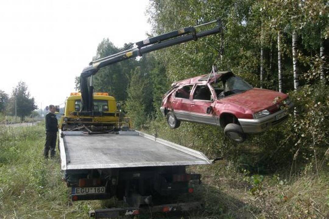 Automobiliu vertęsis girtas vairuotojas liko gyvas