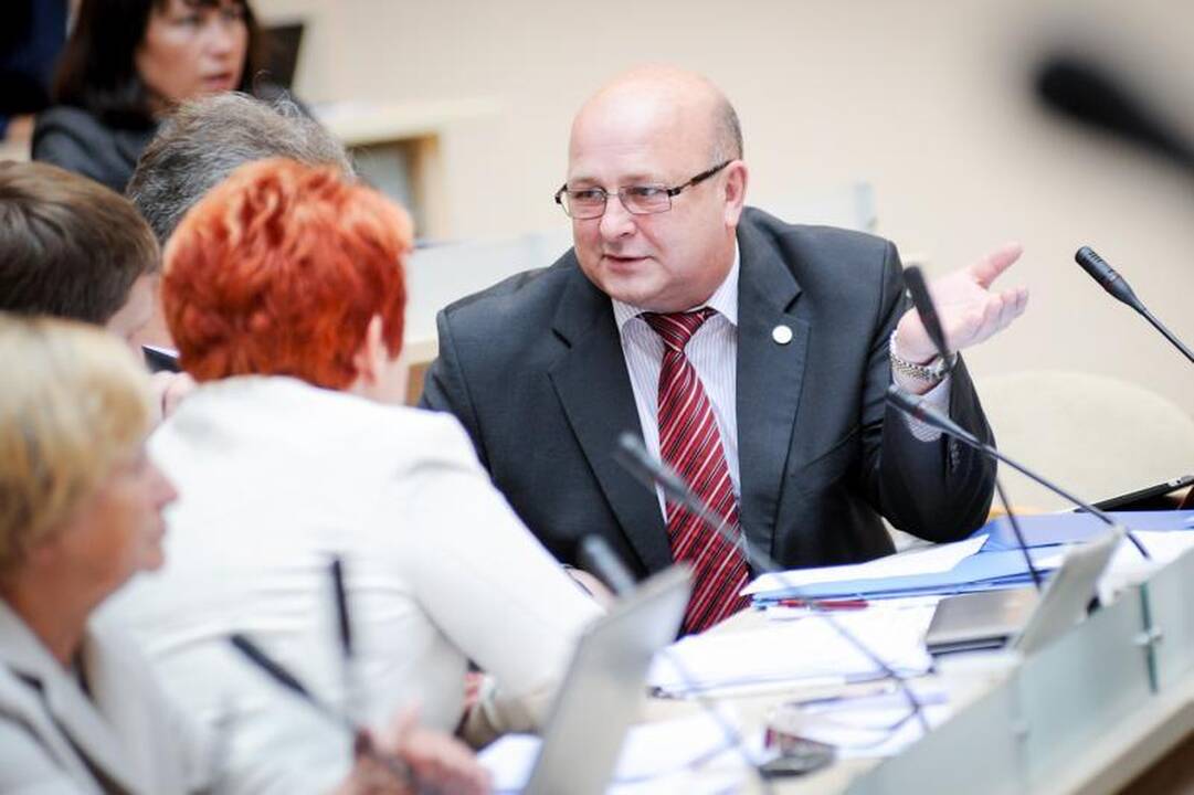 Politinė rokiruotė: D.Ratkelis ir A.Nesteckis apsimainė postais
