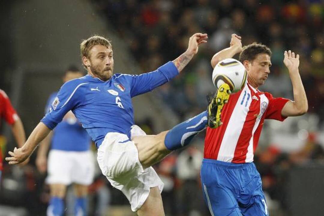 F grupė: pasaulio čempionų italų lygiosios su Paragvajumi