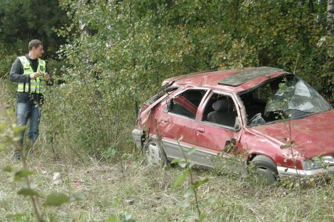 Automobiliu vertęsis girtas vairuotojas liko gyvas