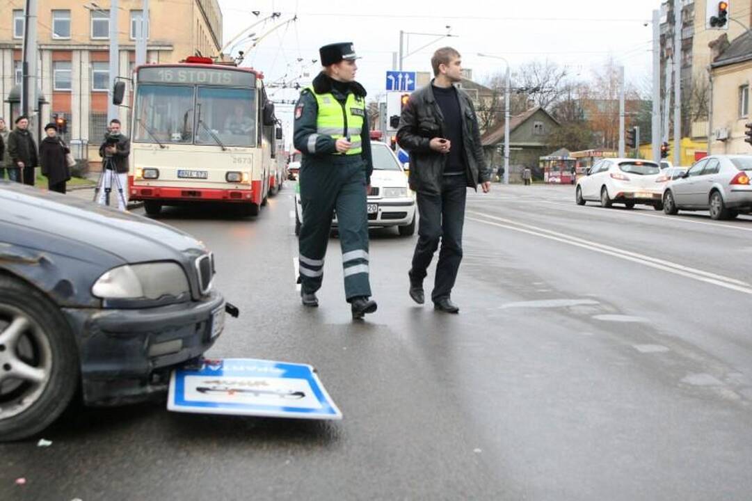 Lėkdamas maždaug 120 km/val. greičiu BMW įlėkė į stotelę