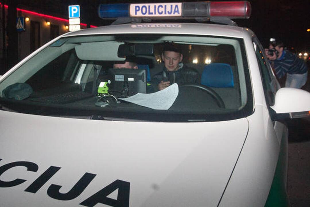 Sprukdamas nuo policijos girtas 20-metis sudaužė visureigį