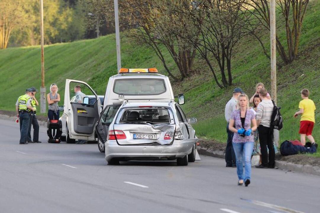 Sulaikytas policijos automobilį su „Mercedes“ taranavęs vairuotojas