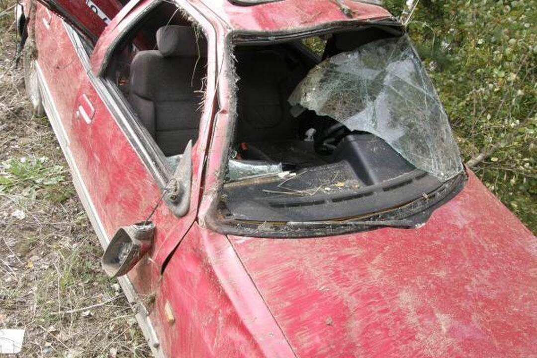 Automobiliu vertęsis girtas vairuotojas liko gyvas