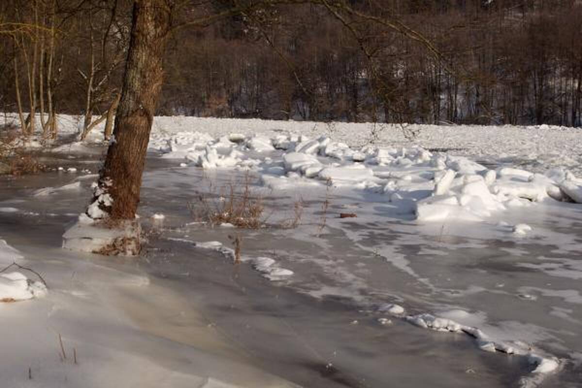 Ledų sangrūdos skandina kaimą Trakų rajone