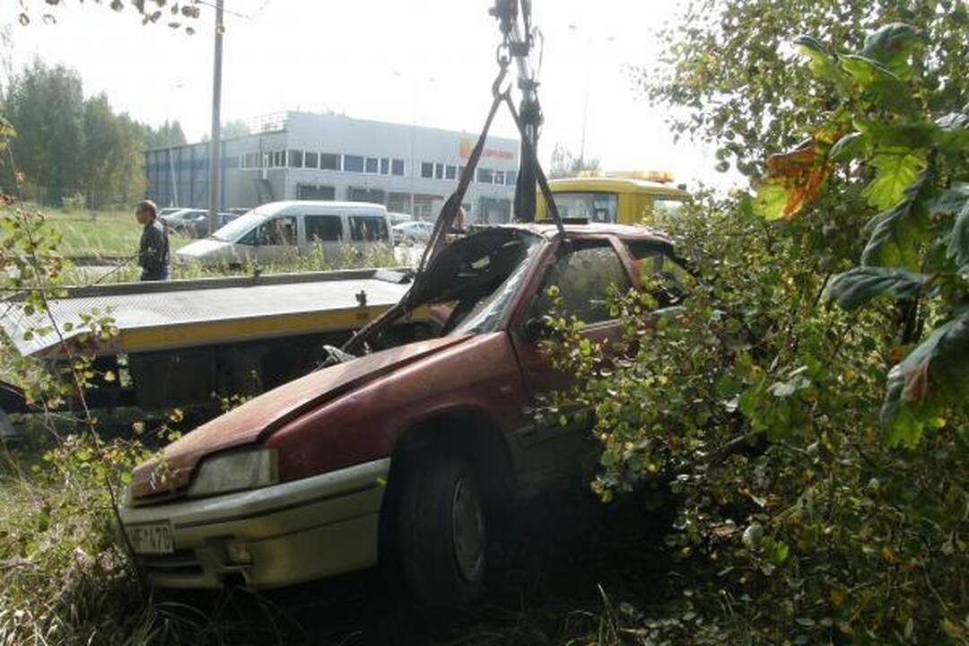 Automobiliu vertęsis girtas vairuotojas liko gyvas