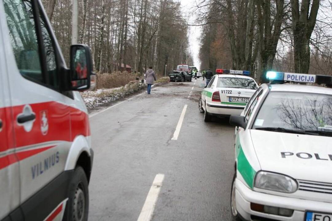 Vilniuje į medžius atsitrenkė „Lexus“, ligoninėje trys žmonės