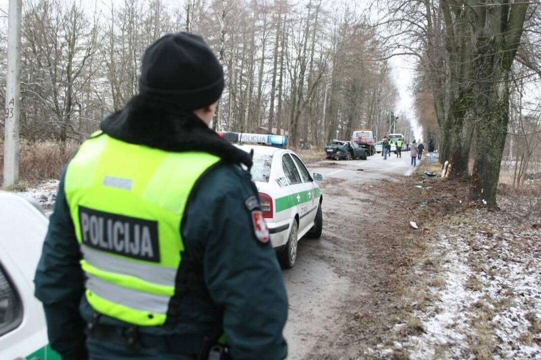 Vilniuje į medžius atsitrenkė „Lexus“, ligoninėje trys žmonės