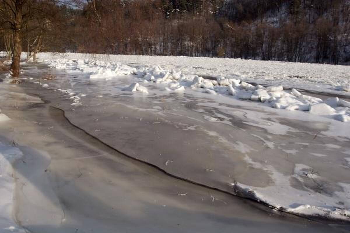 Ledų sangrūdos skandina kaimą Trakų rajone