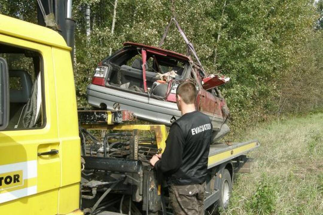 Automobiliu vertęsis girtas vairuotojas liko gyvas