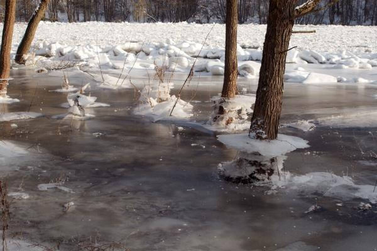 Ledų sangrūdos skandina kaimą Trakų rajone