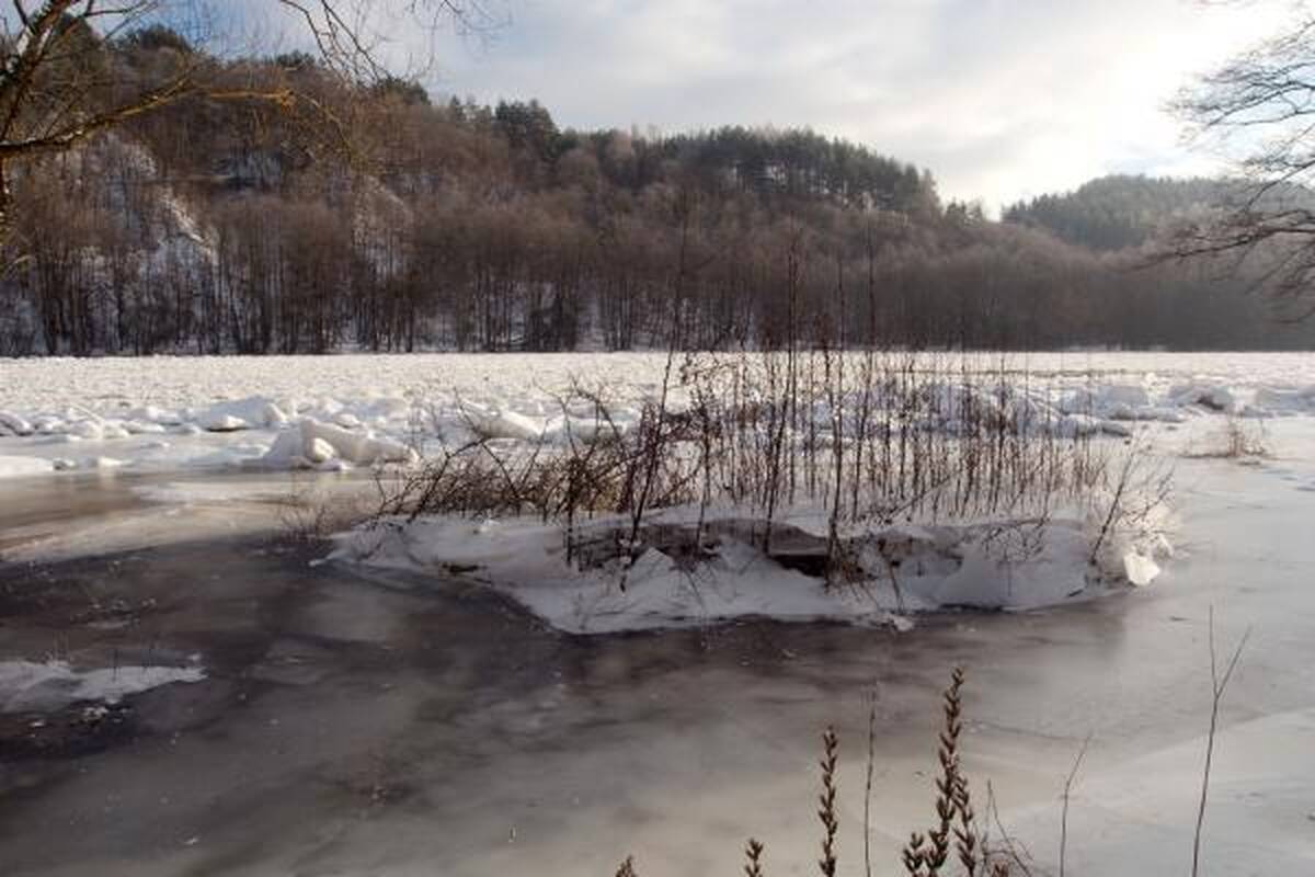 Ledų sangrūdos skandina kaimą Trakų rajone