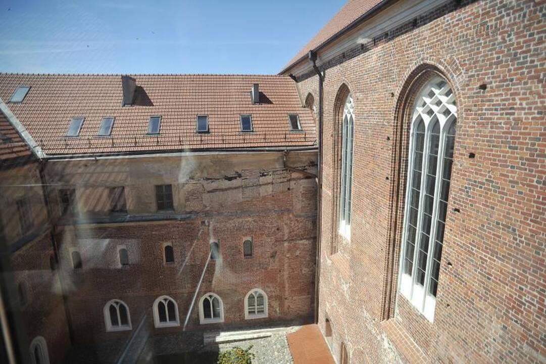 Vienuolyne nakvoja ne tik       vienuoliai