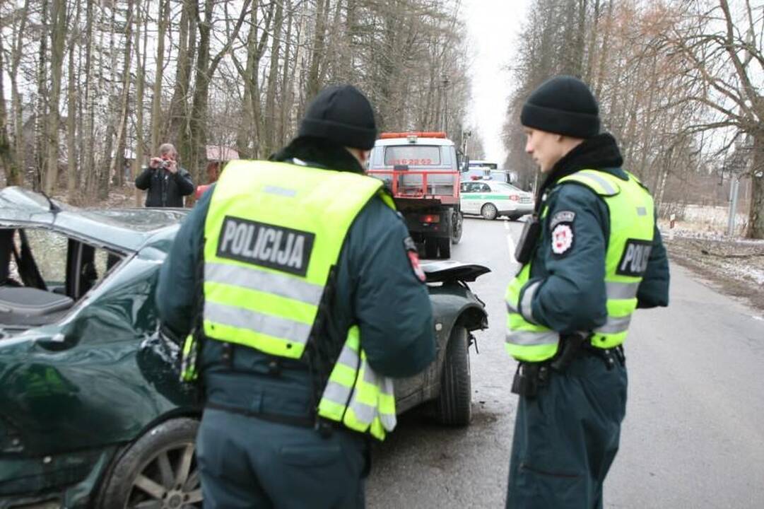 Vilniuje į medžius atsitrenkė „Lexus“, ligoninėje trys žmonės