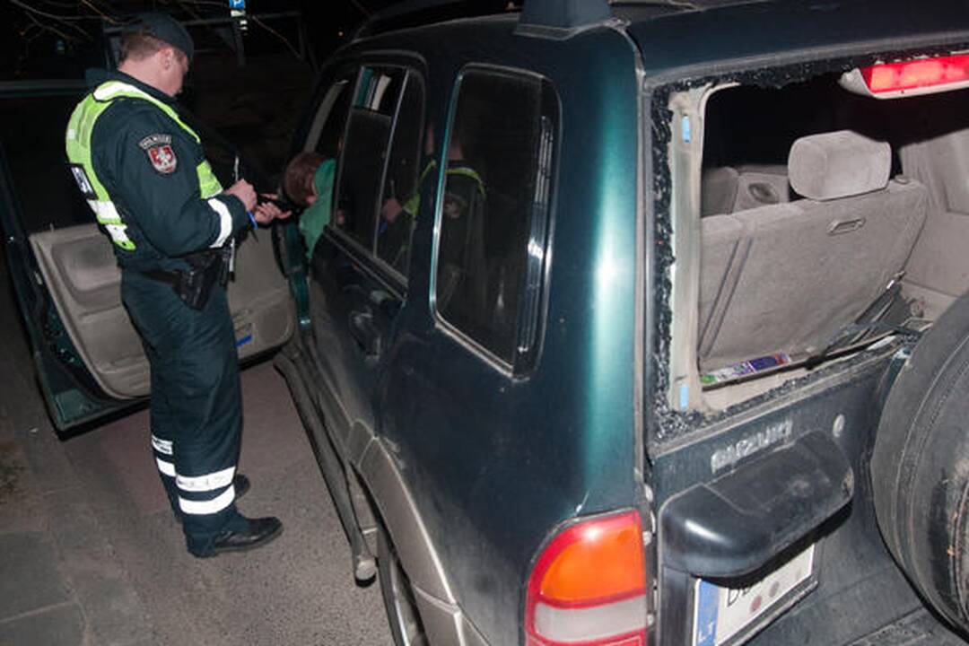 Sprukdamas nuo policijos girtas 20-metis sudaužė visureigį