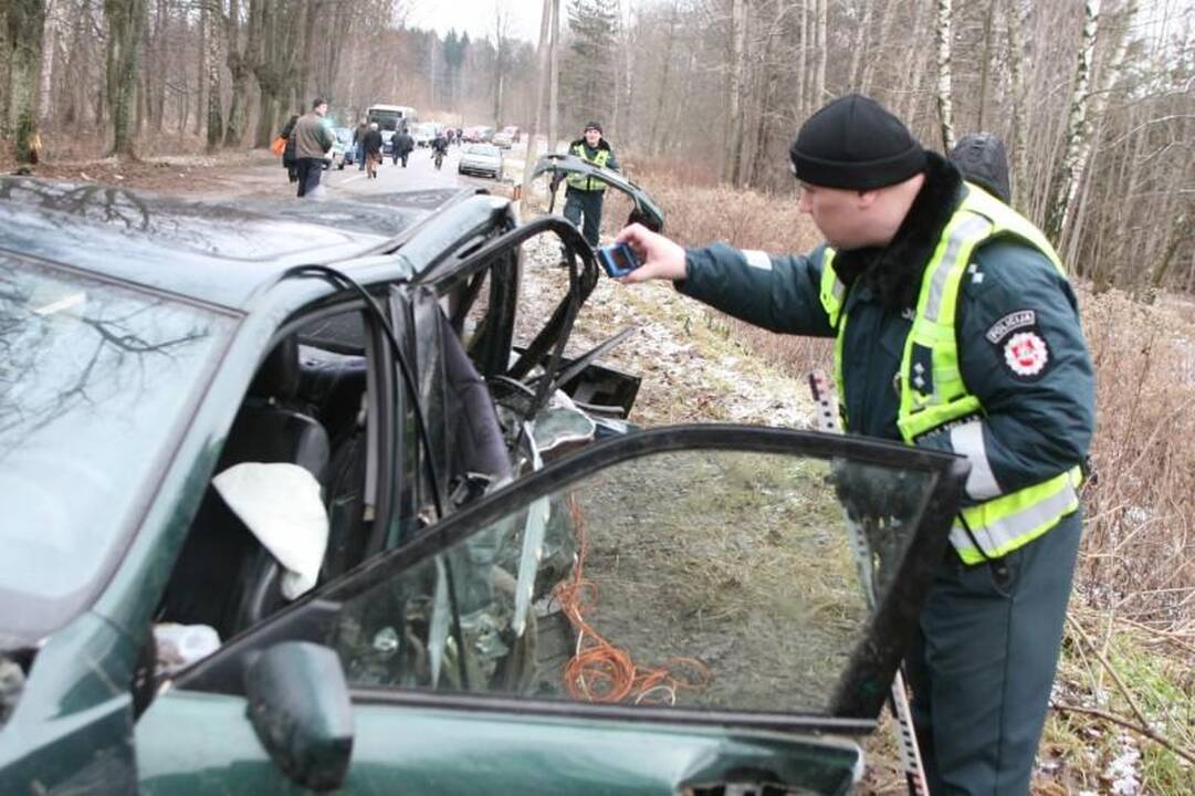Vilniuje į medžius atsitrenkė „Lexus“, ligoninėje trys žmonės