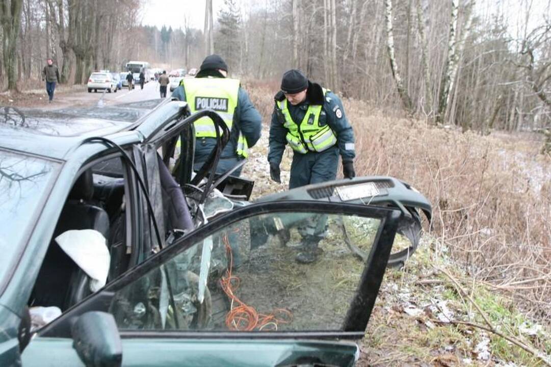 Vilniuje į medžius atsitrenkė „Lexus“, ligoninėje trys žmonės