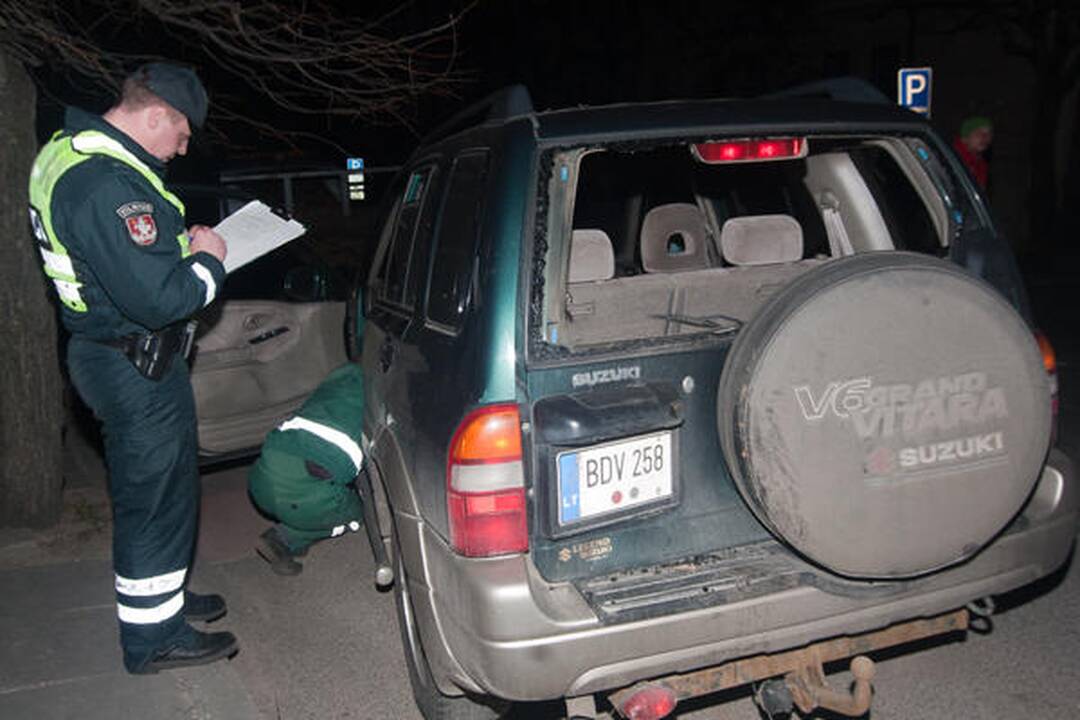 Sprukdamas nuo policijos girtas 20-metis sudaužė visureigį