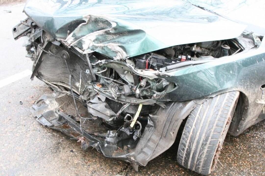 Vilniuje į medžius atsitrenkė „Lexus“, ligoninėje trys žmonės